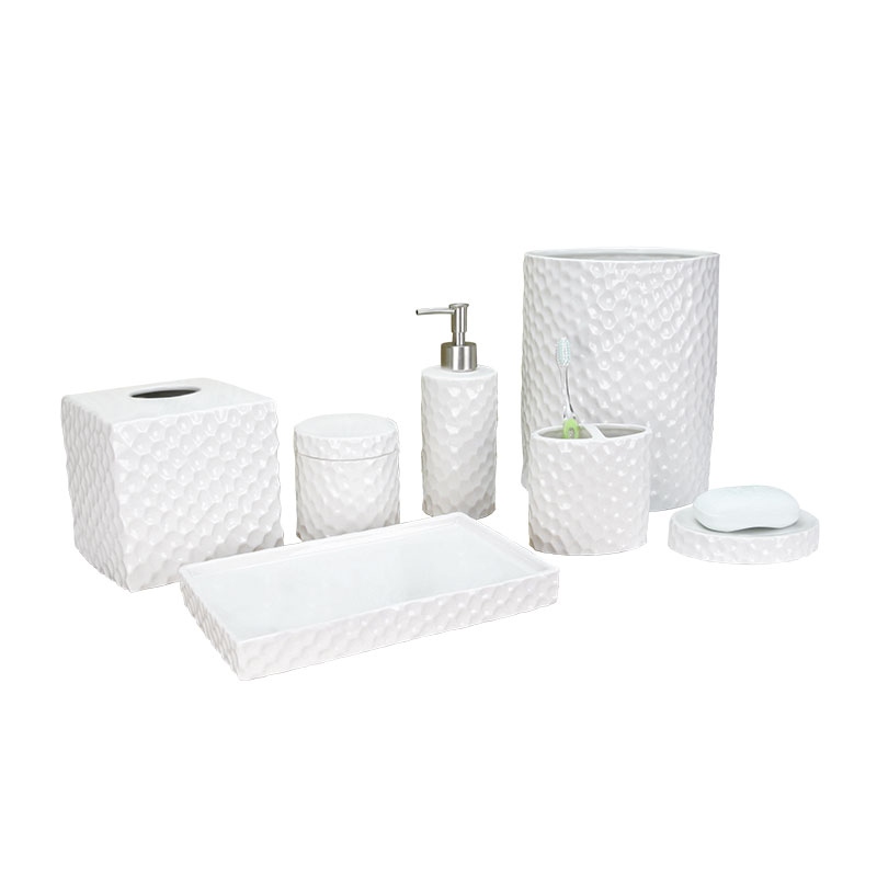 Set di accessori per il bagno in ceramica bianca con taglio frontale